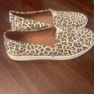 Tom’s leopard sz 8.5 slip on